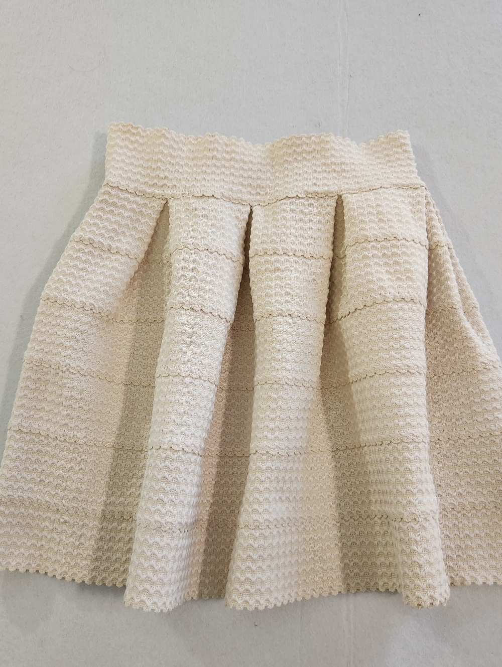 Varga Women’s Cream Textured Pleated Skirt Size Small Fairycore Whimsical